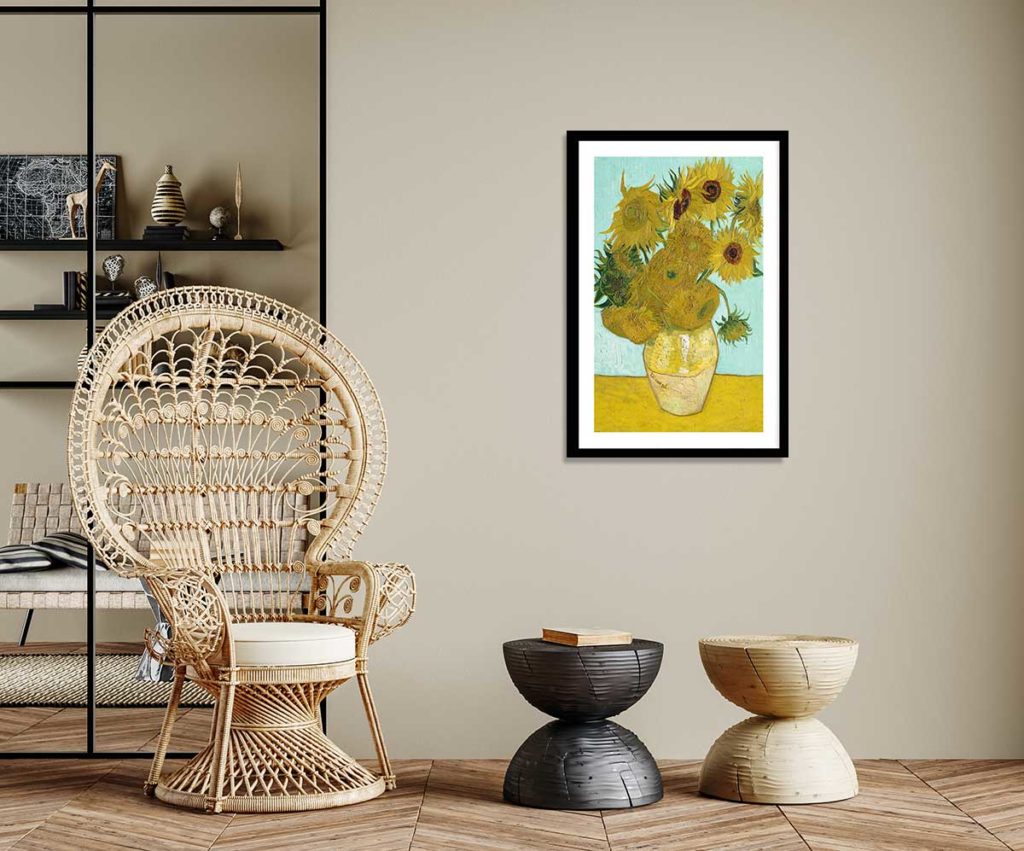 Affiche Les Tournesols de Van Gogh sous cadre noir, dan s un salon 
