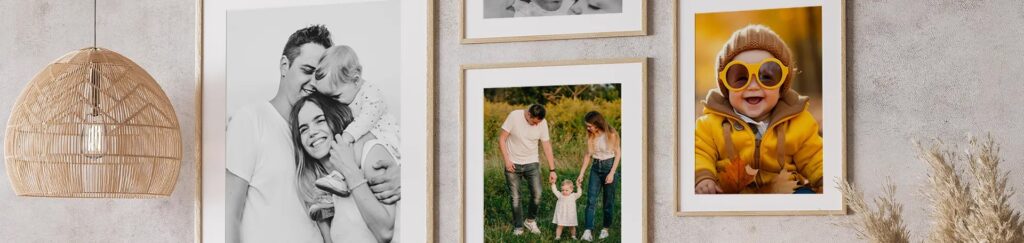 Mur de cadres réalisé avec des photos de familles pleines d'amour