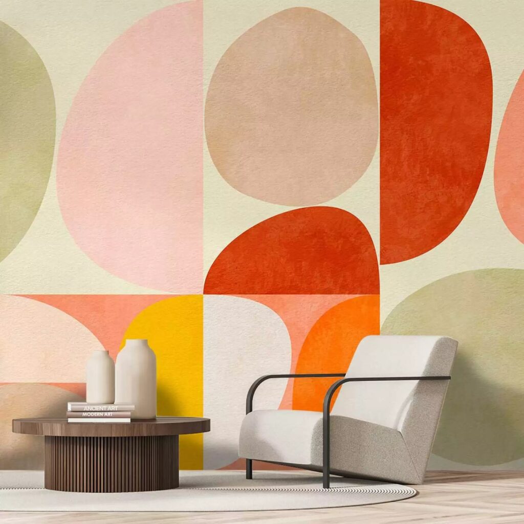 Papier peint pour salon avec des formes abstraites colorées dans les tons oranges