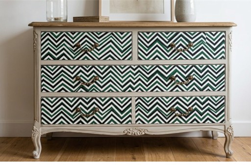 commode customisée avec du papier peint zig zag