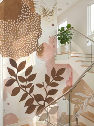 Papier peint panoramique avec des grandes fleurs abstraites dans une cage d' escalier ouvertes avec des fenêtres